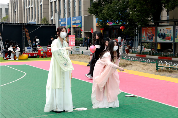 “三八”國(guó)際婦女節(jié)來(lái)臨，南京新華向所有女性致以節(jié)日最美好的祝福！