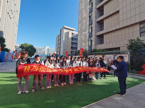 南京新華電腦VR智能家居學(xué)子國慶節(jié)期間順利赴南通寶尊實(shí)訓(xùn)實(shí)習(xí)